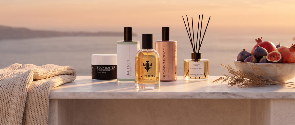Anthos Perfume: άρωμα, body mist, glowing body oil, body butter και αρωματικό χώρου σε μαρμάρινο τραπέζι στο ηλιοβασίλεμα