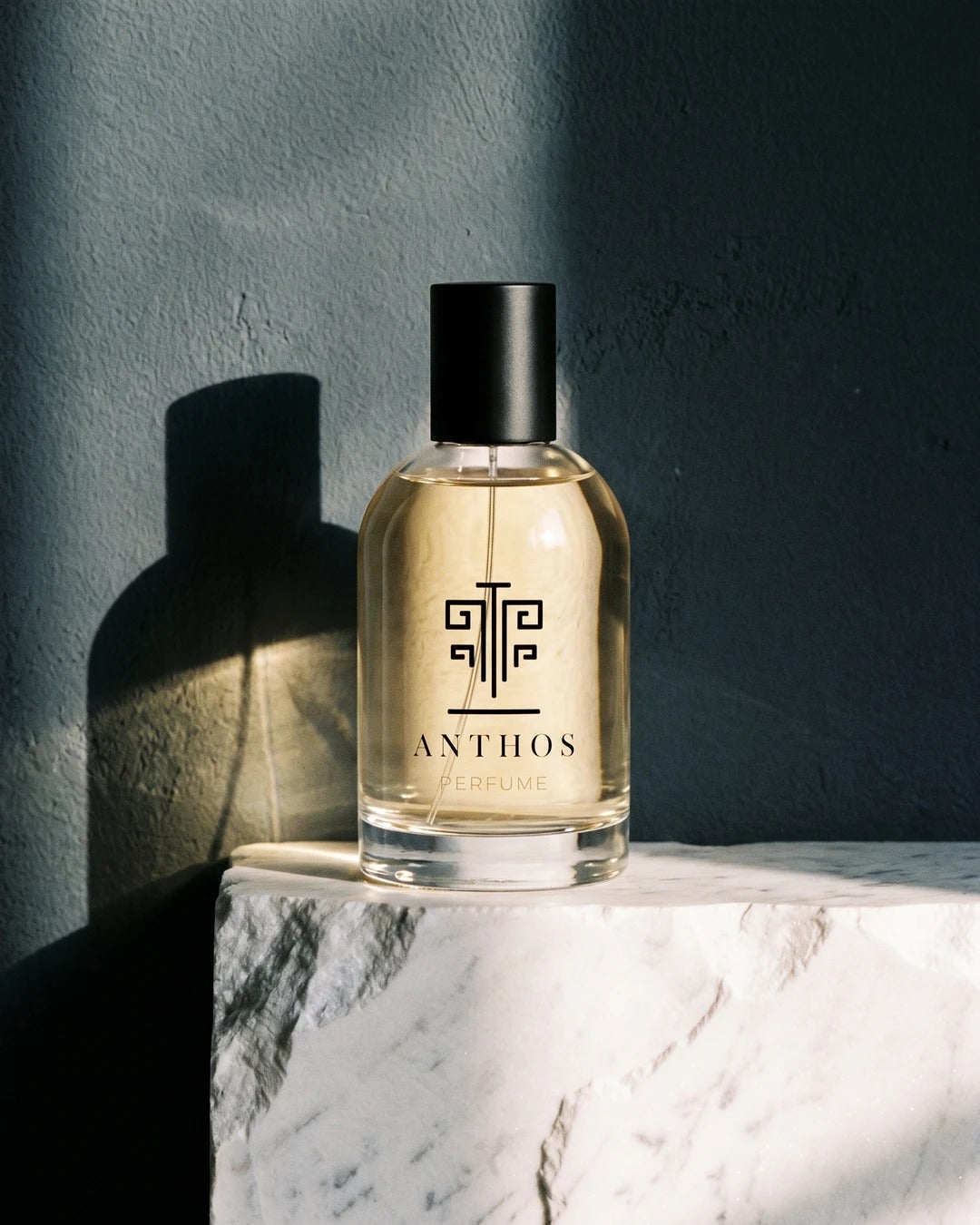 Άρωμα Anthos σε μάρμαρο στο φως του ήλιου